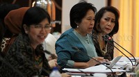 Salah satu anggota Pansel KPK, Harkristuti Harkrisnowo memberikan pertanyaan kepada Yotje.