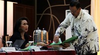 Yotje menyerahkan berkas ke anggota Pansel KPK.