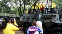 Sejumlah mahasiswa foto bersama di atas panser TNI AD