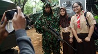 Dua orang siswa foto bersama sniper.