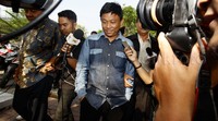 Tiada jawaban cuma senyuman. Itulah reaksi Riamon, saat ditanya dugaan suap Rp 100 juta terkait pengesahan LKPJ 2014 dan pembahasan RAPBD 2015.