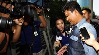 Riamon hanya terus mengumbar senyum. Tak lama, ia dijemput sebuah mobil Innova Hitam di pinggir jalan di depan Gedung KPK dan berlalu.