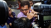 Aidir terus menutupi wajahnya dengan kedua telapak tangannya.
