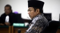 Mantan Sekjen Kementerian Energi dan Sumber Daya Mineral (ESDM) Waryono Karno dituntut hukuman 9 tahun penjara, denda Rp 200 juta subsidair 6 bulan kurungan dan uang pengganti Rp 150 juta. Waryono diyakini melakukan tindak pidana korupsi dalam kegiatan Setjen ESDM serta memberi dan menerima uang.
