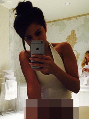 Selfie Seksi Selena Gomez di Kamar Mandi, Model Candice Cantik Pose di Majalah Selfie Seksi Selena Gomez di Kamar Mandi, Model Candice Cantik Pose di Majalah