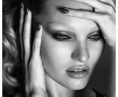 Selfie Seksi Selena Gomez di Kamar Mandi, Model Candice Cantik Pose di Majalah