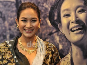 Happy Salma Bawa Anak Kerja Demi ASI Eksklusif