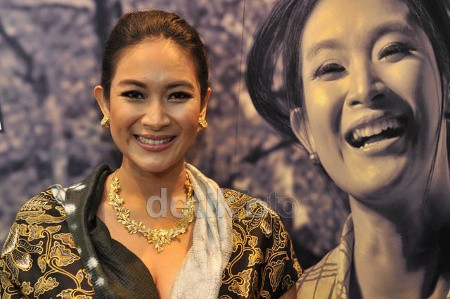 Happy Salma Bawa Anak Kerja Demi ASI Eksklusif