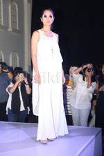 Prisia Nasution Lenggak-lenggok di Catwalk