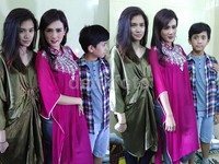 Mulan Jameela merayakan ulang tahunnya yang ke-36 secara sederhana di sebuah pesantren. Dua anak kesayangannya, Tyarani Savitri Nugraha dan Daffi Nugraha juga hadir. Desi Puspasari/detikHOT.