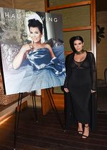Kim Kardashian Pamer Perut Hamil