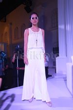 Prisia Nasution Lenggak-lenggok di Catwalk