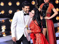 Saat tampil di sebuah acara televisi, Syahrini tampak sangat mesra dengan aktor asal Turki, Emre Kıvılcım. Pool/Noel/detikFoto.