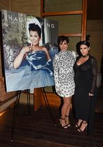 Kim Kardashian Pamer Perut Hamil