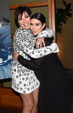 Kim Kardashian Pamer Perut Hamil