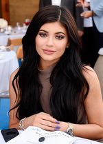 Kylie Jenner dalam Balutan Dress Mini Ketat