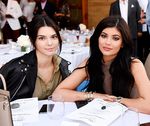Kylie Jenner dalam Balutan Dress Mini Ketat