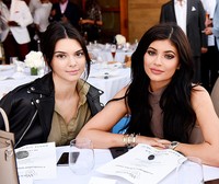 Kylie dan Kendall berfoto bersama. Vivien Killilea/Getty Images/detikFoto.