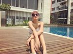 Marshanda Seksi di Pinggir Kolam Renang