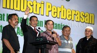 Dalam rapat tersebut, Amran beberapa kali ditanya sejumlah petani terkaitnya sulitnya menjual beras pada Bulog.