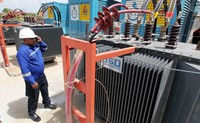 Petugas PLN Area Tual Rayon Saumlaki sedang melakukan pengoperasian Mesin Pembangkit Listrik Tenaga Diesel (PLTD) Bomaki, Rabu (26/8). Agus Trimukti/Humas PLN.