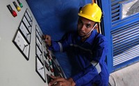 Petugas PLN Area Tual Rayon Saumlaki sedang melakukan pemeriksaan trafo pada Pembangkit Listrik Tenaga Diesel (PLTD) Tutukembong. Agus Trimukti/Humas PLN.