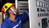 Pembangunan PLTD di pulau terluar ini sebenarnya membuat beban operasional PLN semakin berat. Biaya produksi listrik dari PLTD di daerah terpencil sangat mahal, infrastruktur yang masih minim membuat biaya distribusi solar untuk PLTD sangat tinggi. Agus Trimukti/Humas PLN.