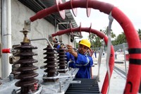 Agar harga listrik di Pulau Saumlaki bisa ditekan, PLN berencana membangun Pembangkit Listrik Tenaga Gas (PLTG) dalam waktu dekat. Dengan begitu, ketergantungan pada bahan bakar minyak (BBM) dapat dikurangi, harga listrik pun lebih murah karena menggunakan gas bumi sebagai bahan bakar. Agus Trimukti/Humas PLN.