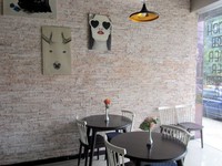 Restoran ini mengusung konsep family dining bertema Seventies Europe. Terlihat beberapa lukisan tertempel di dinding restoran berbata merah.