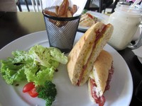 Smoked beef ribs sandwich berisi dua potong roti dengan isian beef bacon dan keju mozarella leleh. Menu ini dilengkapi sekeranjang kentang panggang racikan Ground Up Delicatessen.