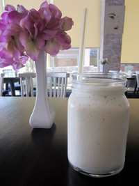 Puas menyantap makanan, saatnya mencicip Gloomy Monday Smoothies. Minuman menyegarkan ini dibuat dari yogurt, pisang, dan mangga yang diproses hingga halus.