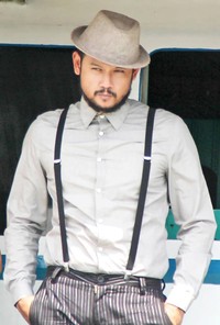 Selain Hamish, ada Amsar (Dwi Sasono) yang berperan sebagai bos sebuah ormas dengan bisnis hasil retribusi di pasar-pasar dan pelabuhan. (Dok Starvision Plus Pictures)