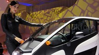 Dyah Ayu Aristiya berpose dengan Toyota i-Road.