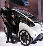 Kenalan dengan Gadis Cantik Pengendara Mobil Masa Depan