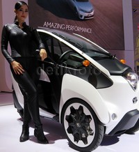 Dara asal Tanah Jawa itu mengaku, mengendarai mobil personal i-Road tidak sulit. Apalagi, sebelum tampil di GIIAS Tiya diajarkan langsung oleh instruktur dari Jepang.