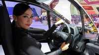 Dyah menyebut, mengendarai mobil personal i-Road tak beda jauh dengan mengendarai mobil bertransmisi otomatis.