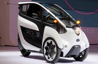 Dyah Ayu Aristiya mengendarai mobil Toyota i-Road. Wanita yang telah menjadi Toyota Pretty sejak 2008 lalu itu mengatakan, mengendarai i-Road sama sekali tak ada kesulitan. Hanya, rasa grogi pasti ada karena dia harus tampil di depan banyak pasang mata yang menonton pertunjukkan i-Road bermanuver.