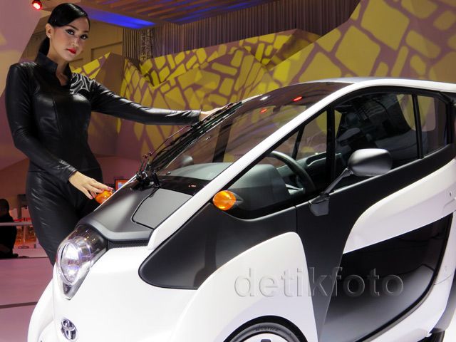 Kenalan dengan Gadis Cantik Pengendara Mobil Masa Depan