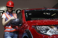 Model berfoto di samping Triton.