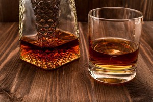 Tidak Rela Disita, Turis Tiongkok Tenggak Habis Sebotol Miras di Bandara