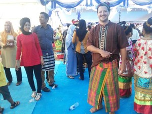 Ketika Para Bule Senang Pakai Sarung Khas Buton