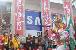 Cuma di Singkawang, Cap Go Meh Berpadu dengan Debus!