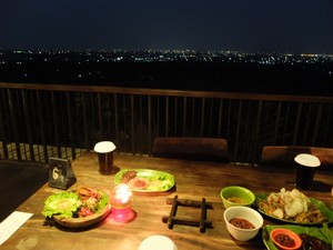 Restoran di Atas Bukit Berpemandangan Kota Cirebon, Seru Nih!