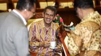 Anggito menyeruput kopi sebelum rapat.