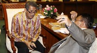 Anggito berbincang dengan Ketua Komisi VIII DPR Saleh Daulay sebelum rapat.