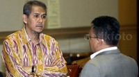 Anggito tampak serius berbincang dengan Ketua Komisi VIII DPR Saleh Daulay sebelum rapat.