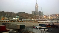 Proyek pembangunan dekat Masjidil Haram. Di kejauhan tampak zam-zam tower berdiri tegak paling tinggi dibanding bangunan lainnya.