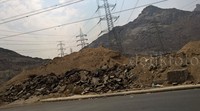 Bukit berbatu perlu diratakan agar SUTET bisa berdiri tegak untuk suplai listrik warga Makkah.