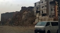Rumah-rumah seolah menyatu dengan bukit berbatu karena memang didirikan di atasnya.