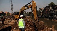 Selain dijadikan sebagai lokasi wisata air, Pemprov juga berencana membangun rumah susun sedehana sewa (rusunawa) setinggi 16 hingga 18 lantai di kawasan Kampung Pulo, Jakarta Timur.